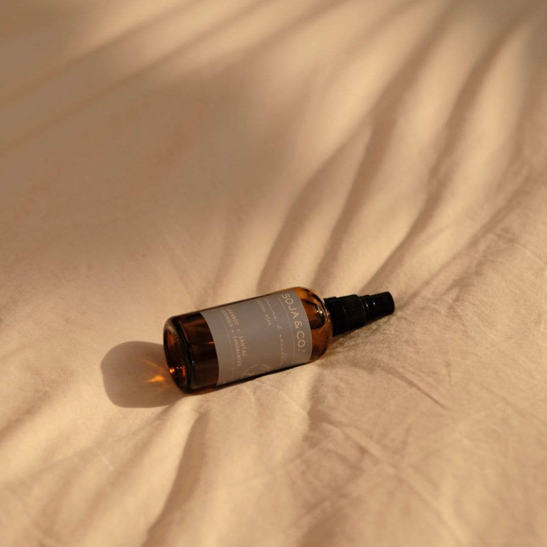 SOJA&amp;CO.® Pillow mist with lavender and sandalwood scent, 100ml, featuring a spray bottle for face, hair, or perfume use.