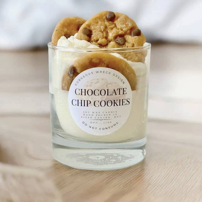 Candle in a glass jar with chocolate chip cookies on top, labeled 'Chocolate Chip Cookies'.